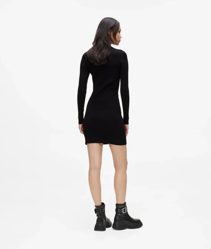 Ausgeschnittenes Strickkleid