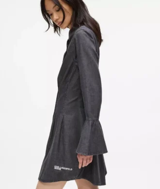 Ausgestelltes Jeanskleid