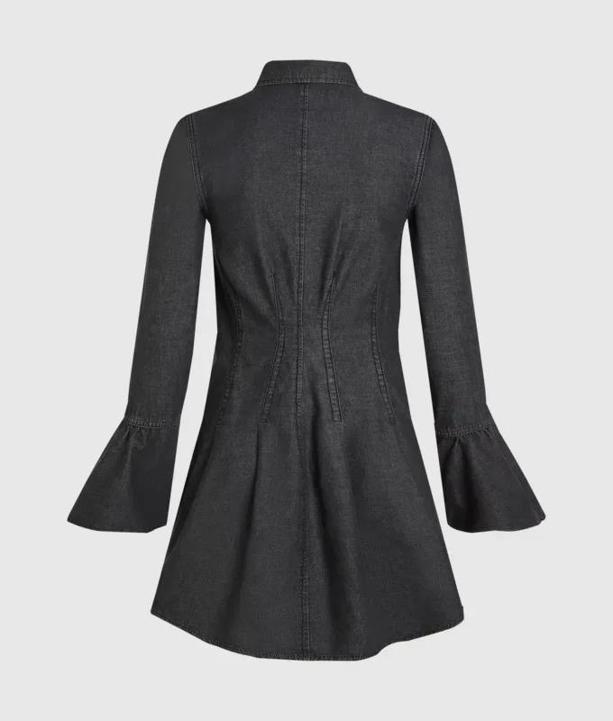 Ausgestelltes Jeanskleid