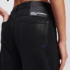 BESCHICHTETE, ENTSPANNTE JEANS MIT MITTLERER TAILLE