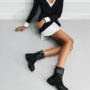 Binky Mid-Calf-Stiefel mit Schnalle Binky Mid-Calf-Stiefel mit Schnalle