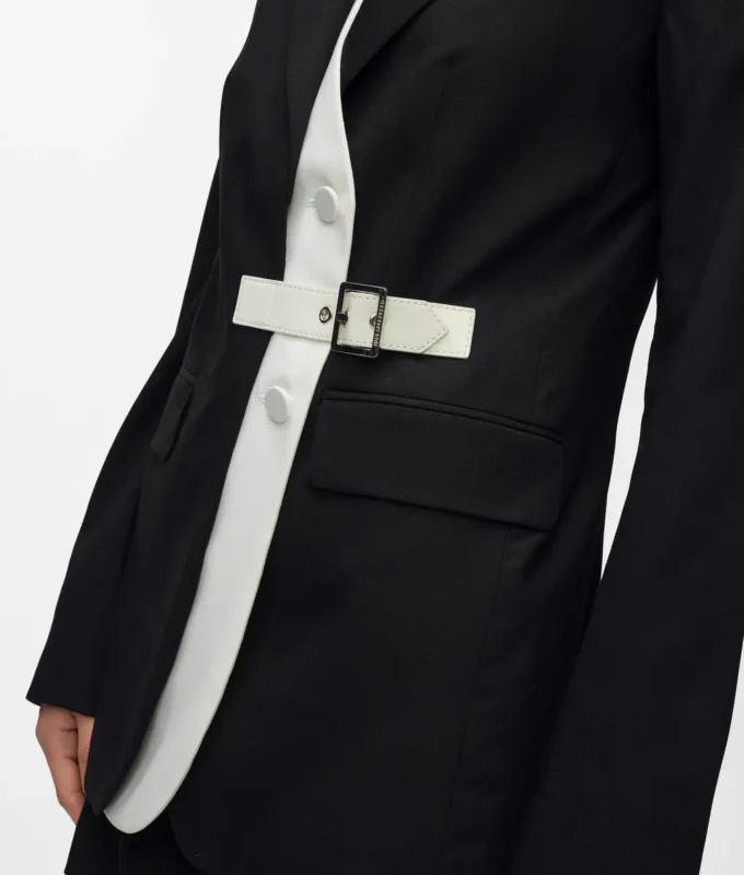 Blazer mit Gürtel und kontrastierendem Revers Blazer mit Gürtel und kontrastierendem Revers