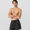 Boardshorts mit Monogramm-Ansteckpin Boardshorts mit Monogramm-Ansteckpin