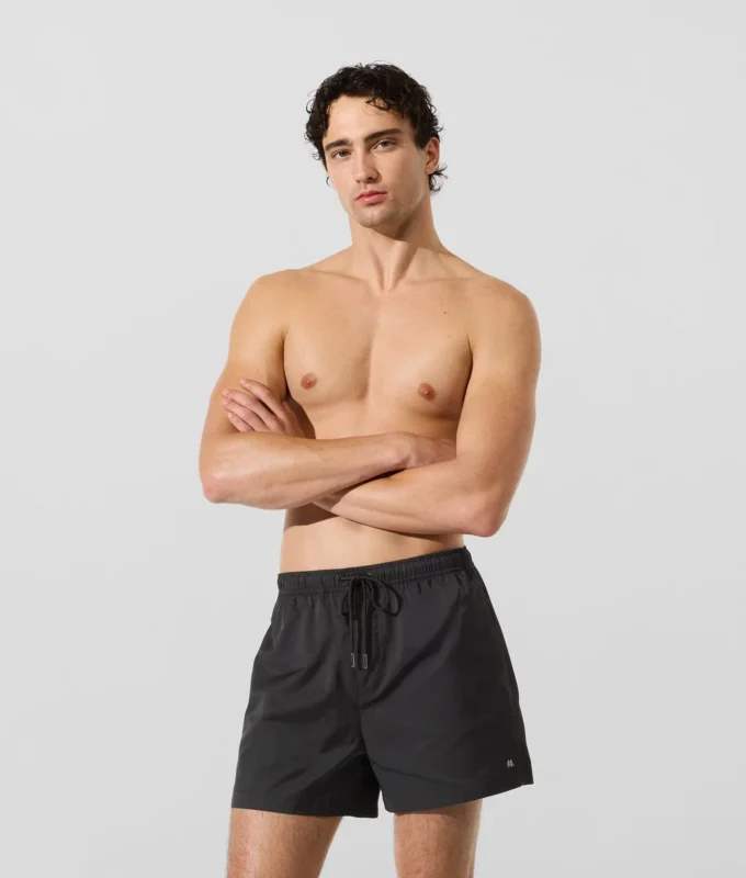 Boardshorts mit Monogramm-Ansteckpin Boardshorts mit Monogramm-Ansteckpin