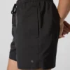 Boardshorts mit Monogramm-Ansteckpin Boardshorts mit Monogramm-Ansteckpin