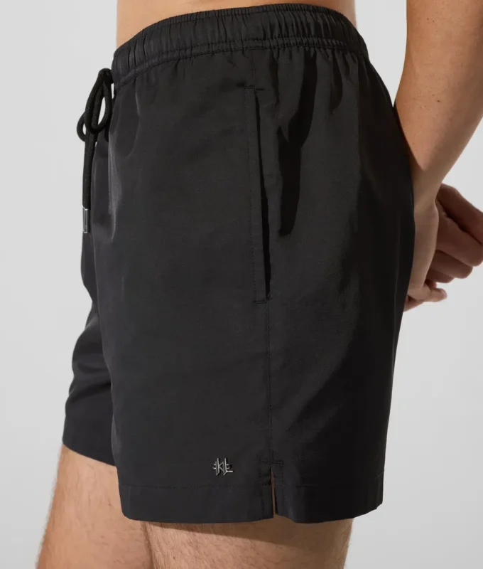 Boardshorts mit Monogramm-Ansteckpin Boardshorts mit Monogramm-Ansteckpin