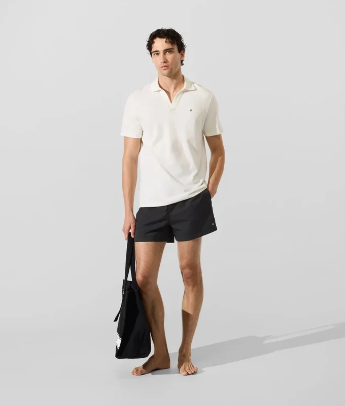 Boardshorts mit Monogramm-Ansteckpin Boardshorts mit Monogramm-Ansteckpin