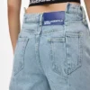 Entspannte Jeans mit Naht und mittlerer Leibhöhe Entspannte Jeans mit Naht und mittlerer Leibhöhe