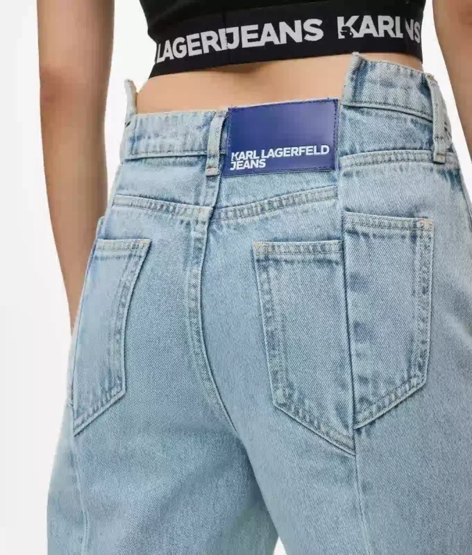 Entspannte Jeans mit Naht und mittlerer Leibhöhe Entspannte Jeans mit Naht und mittlerer Leibhöhe