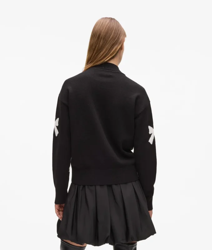 Exklusiver Pullover mit Schleife Exklusiver Pullover mit Schleife