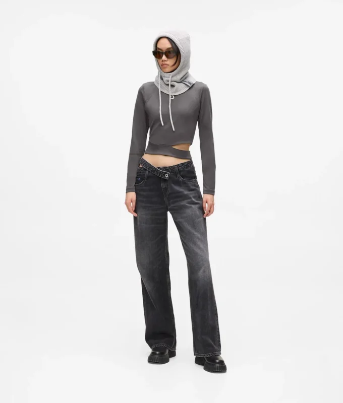 Funktionales Top mit Cut-outs Funktionales Top mit Cut-outs