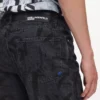 Gerade geschnittene Jeans mit durchgehendem Monogramm Gerade geschnittene Jeans mit durchgehendem Monogramm
