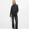 Gerade geschnittene Jeans mit hohem Bund und geschlitzten Beinen Gerade geschnittene Jeans mit hohem Bund und geschlitzten Beinen
