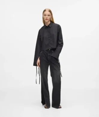 Gerade geschnittene Jeans mit hohem Bund und geschlitzten Beinen