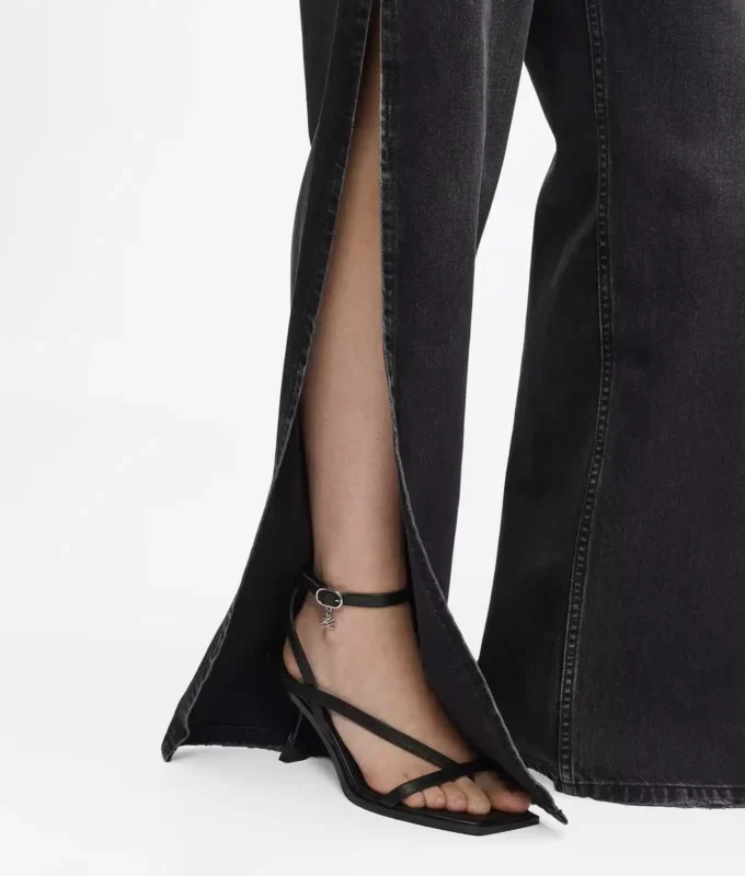 Gerade geschnittene Jeans mit hohem Bund und geschlitzten Beinen Gerade geschnittene Jeans mit hohem Bund und geschlitzten Beinen