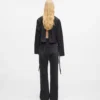 Gerade geschnittene Jeans mit hohem Bund und geschlitzten Beinen Gerade geschnittene Jeans mit hohem Bund und geschlitzten Beinen