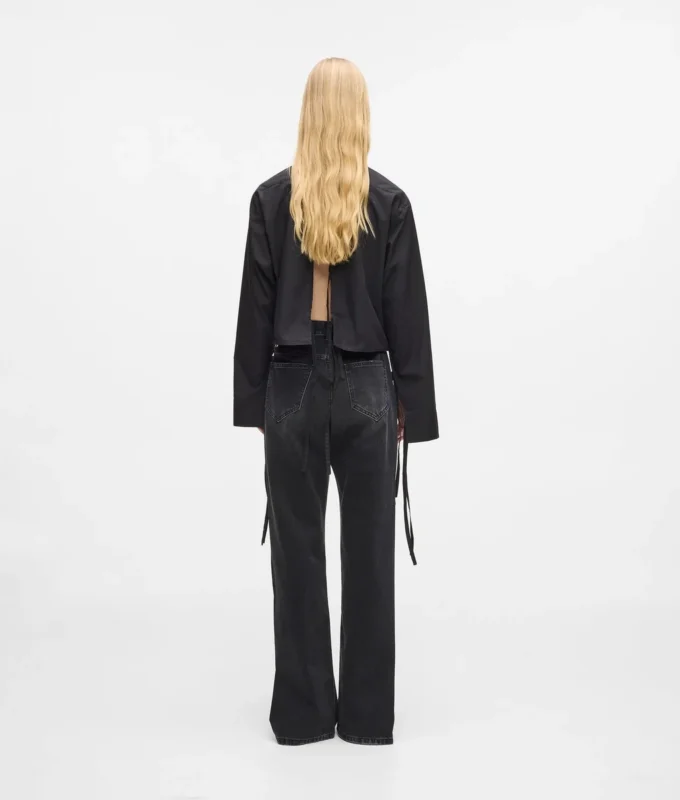 Gerade geschnittene Jeans mit hohem Bund und geschlitzten Beinen Gerade geschnittene Jeans mit hohem Bund und geschlitzten Beinen