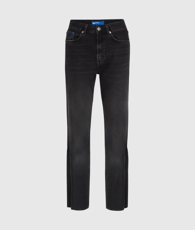 Gerade geschnittene Jeans mit hohem Bund und geschlitzten Beinen Gerade geschnittene Jeans mit hohem Bund und geschlitzten Beinen