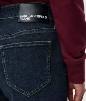 Gerade geschnittene Jeans mit hoher Taille