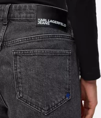 Gerade geschnittene Jeans mit hoher Taille