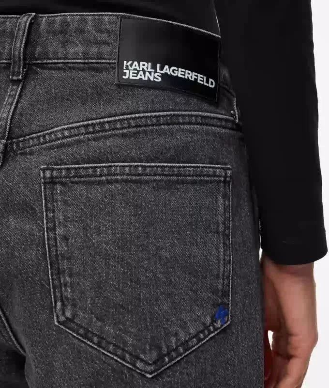 Gerade geschnittene Jeans mit hoher Taille