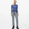 Gerade geschnittene Jeans mit Inside-Out-Design Gerade geschnittene Jeans mit Inside-Out-Design