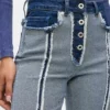 Gerade geschnittene Jeans mit Inside-Out-Design Gerade geschnittene Jeans mit Inside-Out-Design