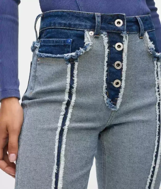 Gerade geschnittene Jeans mit Inside-Out-Design Gerade geschnittene Jeans mit Inside-Out-Design