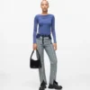 Gerade geschnittene Jeans mit Inside-Out-Design Gerade geschnittene Jeans mit Inside-Out-Design