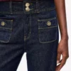 Gerade geschnittene Jeans mit Knopfdetails Gerade geschnittene Jeans mit Knopfdetails