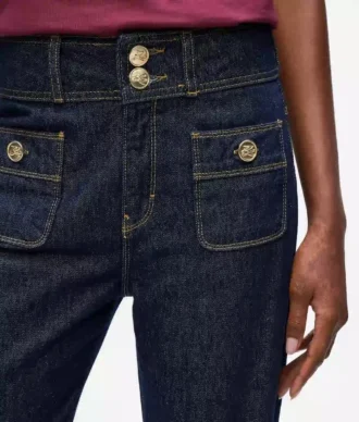 Gerade geschnittene Jeans mit Knopfdetails Gerade geschnittene Jeans mit Knopfdetails