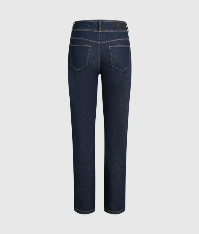 Gerade geschnittene Jeans mit Knopfdetails Gerade geschnittene Jeans mit Knopfdetails
