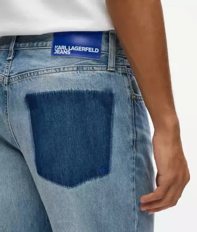 Gerade geschnittene Jeans ohne Gesäßtaschen Gerade geschnittene Jeans ohne Gesäßtaschen