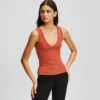 GERIFFELTES TANKTOP MIT V-AUSSCHNITT GERIFFELTES TANKTOP MIT V-AUSSCHNITT