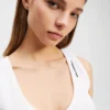 GERIFFELTES TANKTOP MIT V-AUSSCHNITT GERIFFELTES TANKTOP MIT V-AUSSCHNITT