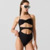 GESTREIFTER BANDEAU-BADEANZUG GESTREIFTER BANDEAU-BADEANZUG