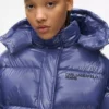 Glänzende, kastenförmige Daunenjacke