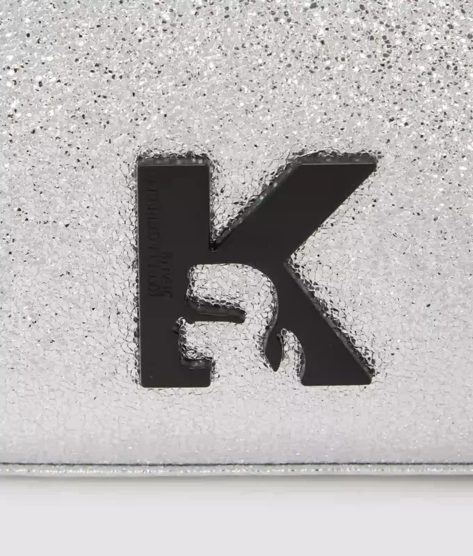 Glänzende Schultertasche mit Geo-Muster