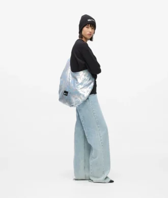 Große, hochglänzende Hobo-Tasche aus Denim