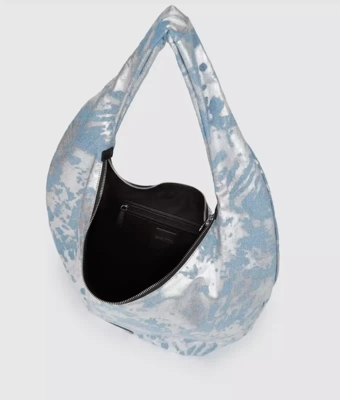 Große, hochglänzende Hobo-Tasche aus Denim