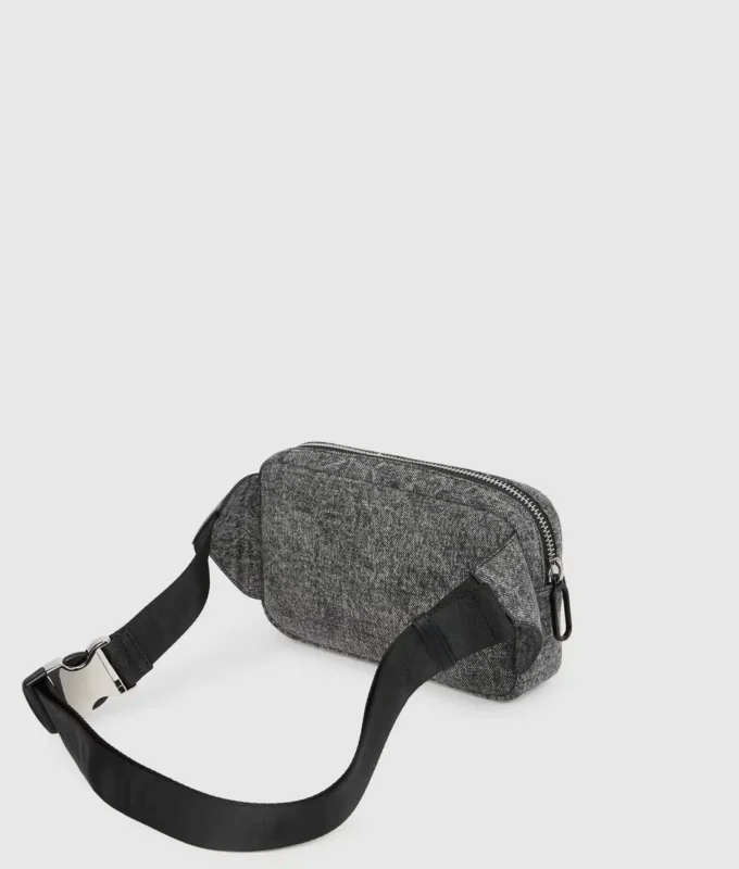 Gürteltasche aus gewaschenem Denim Gürteltasche aus gewaschenem Denim