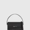 Handtasche mit Metalllogo und Tragegriff