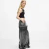 Handtasche mit Metalllogo und Tragegriff