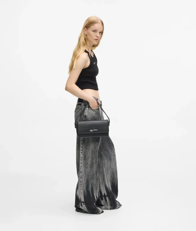 Handtasche mit Metalllogo und Tragegriff