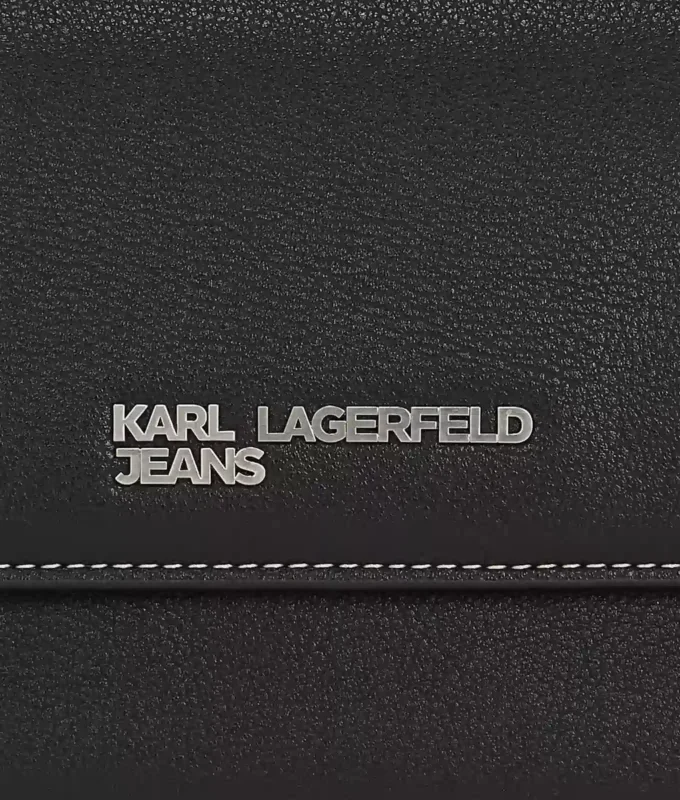 Handtasche mit Metalllogo und Tragegriff