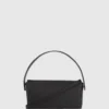 Handtasche mit Metalllogo und Tragegriff