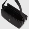 Handtasche mit Metalllogo und Tragegriff