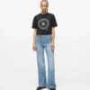 Hoch geschnittene Jeans mit ausgestelltem Bein Hoch geschnittene Jeans mit ausgestelltem Bein