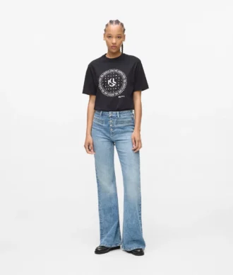 Hoch geschnittene Jeans mit ausgestelltem Bein