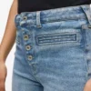 Hoch geschnittene Jeans mit ausgestelltem Bein Hoch geschnittene Jeans mit ausgestelltem Bein